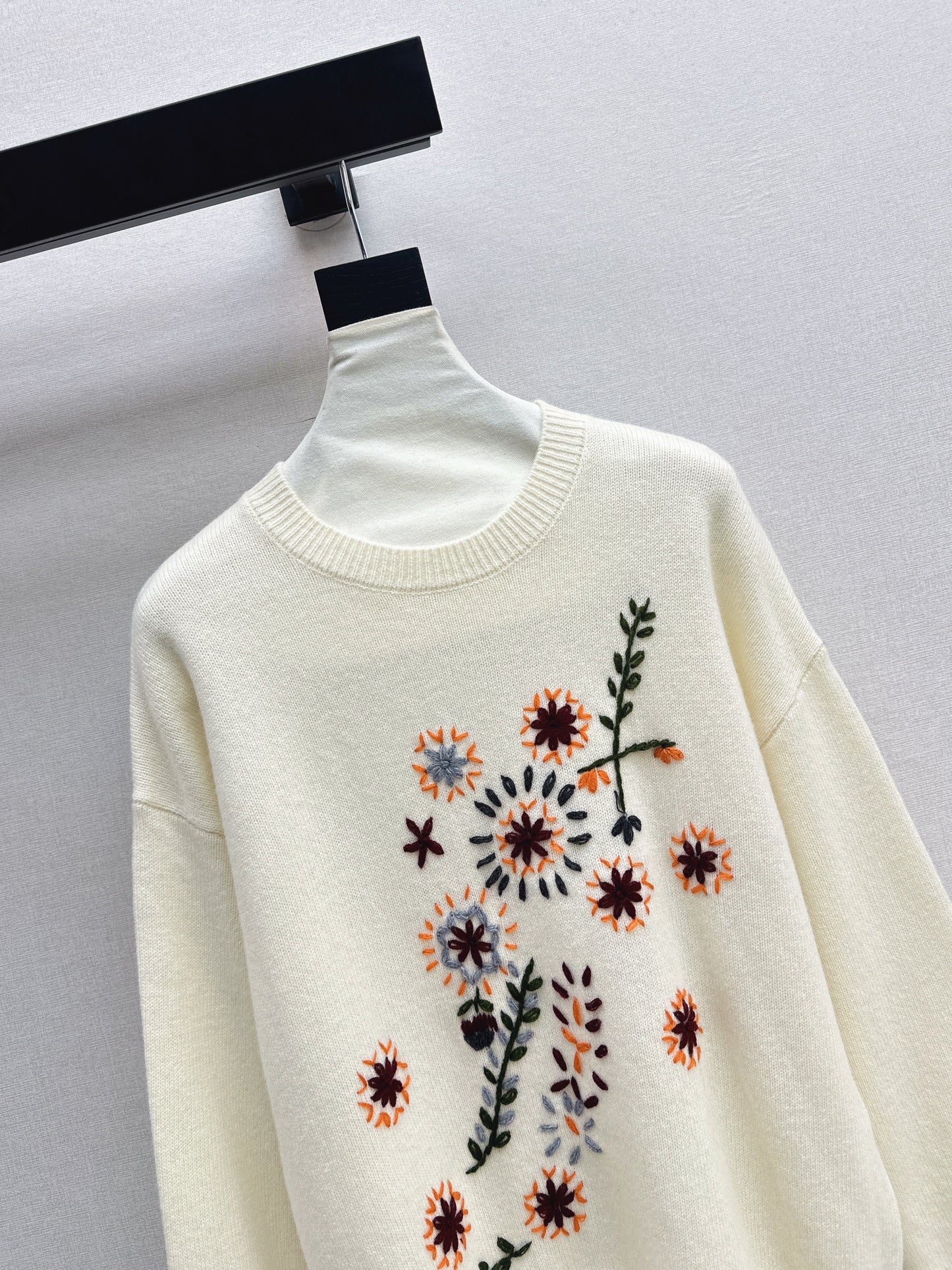 Es NEW embroidered sweater