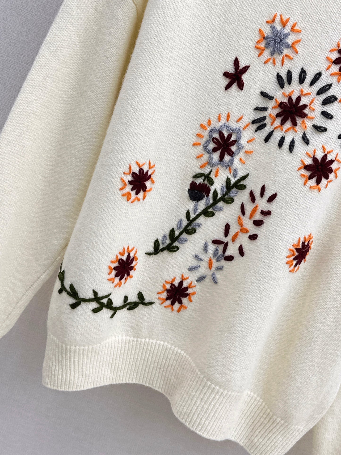 Es NEW embroidered sweater