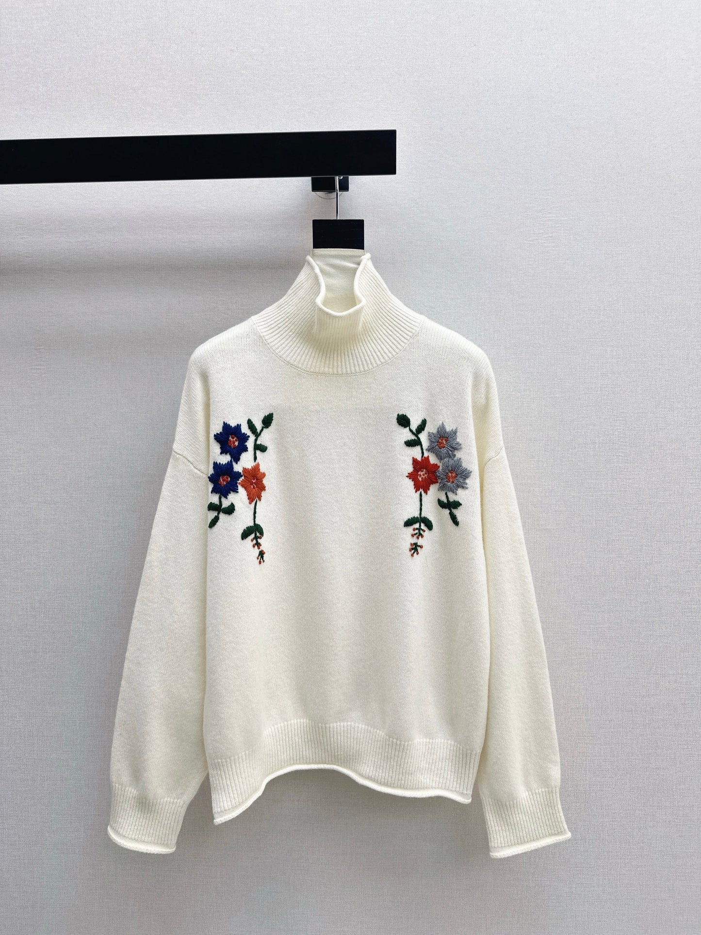 Es NEW embroidered sweater