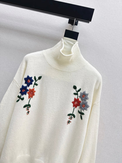 Es NEW embroidered sweater