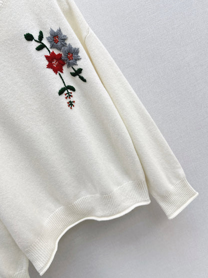 Es NEW embroidered sweater