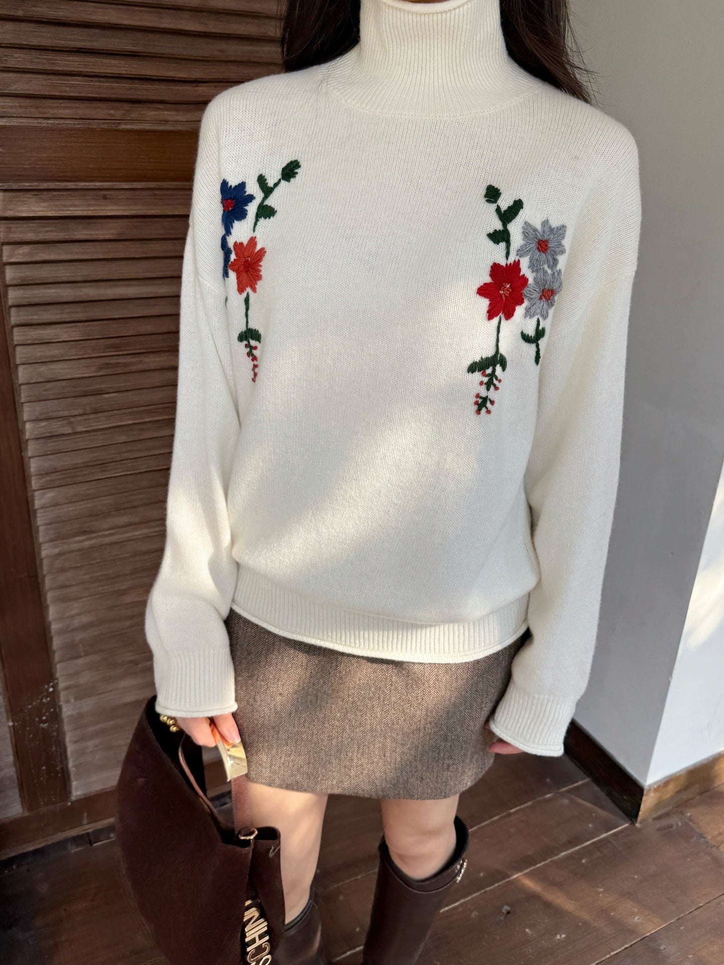 Es NEW embroidered sweater