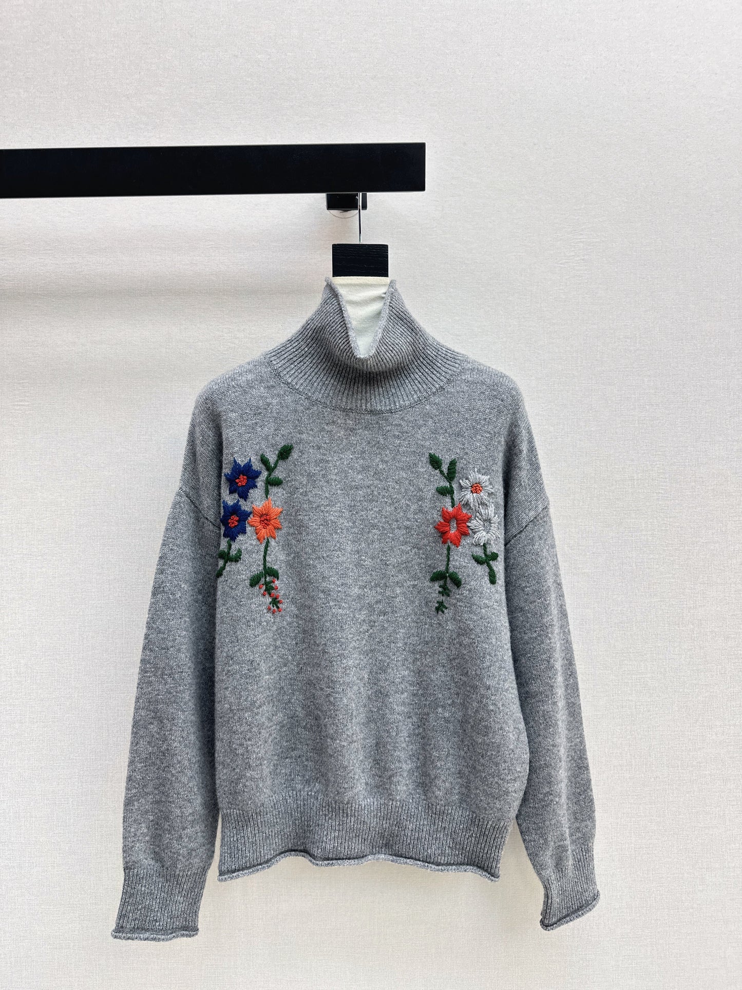 Es NEW embroidered sweater
