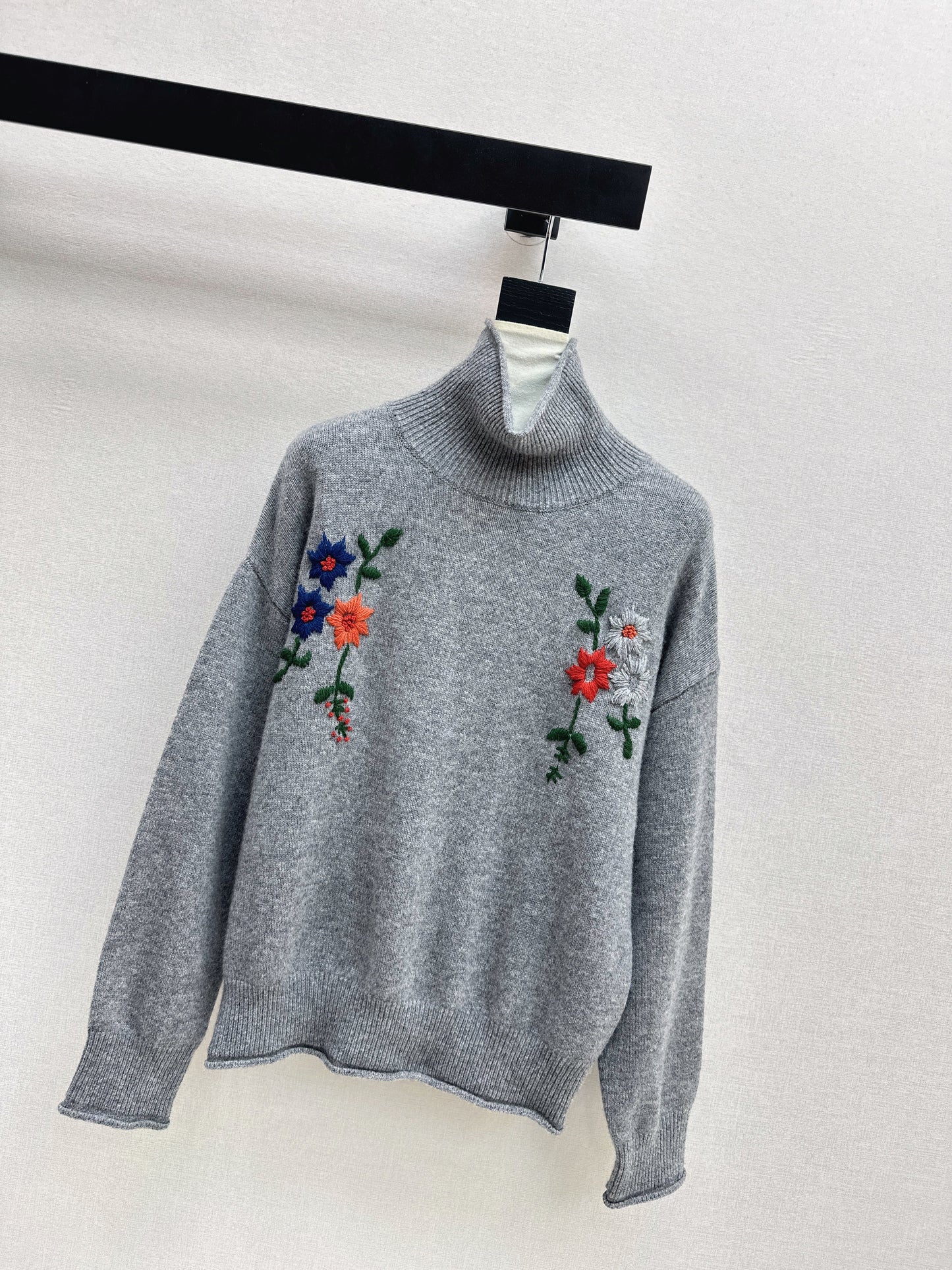 Es NEW embroidered sweater