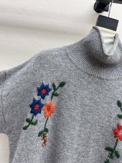 Es NEW embroidered sweater