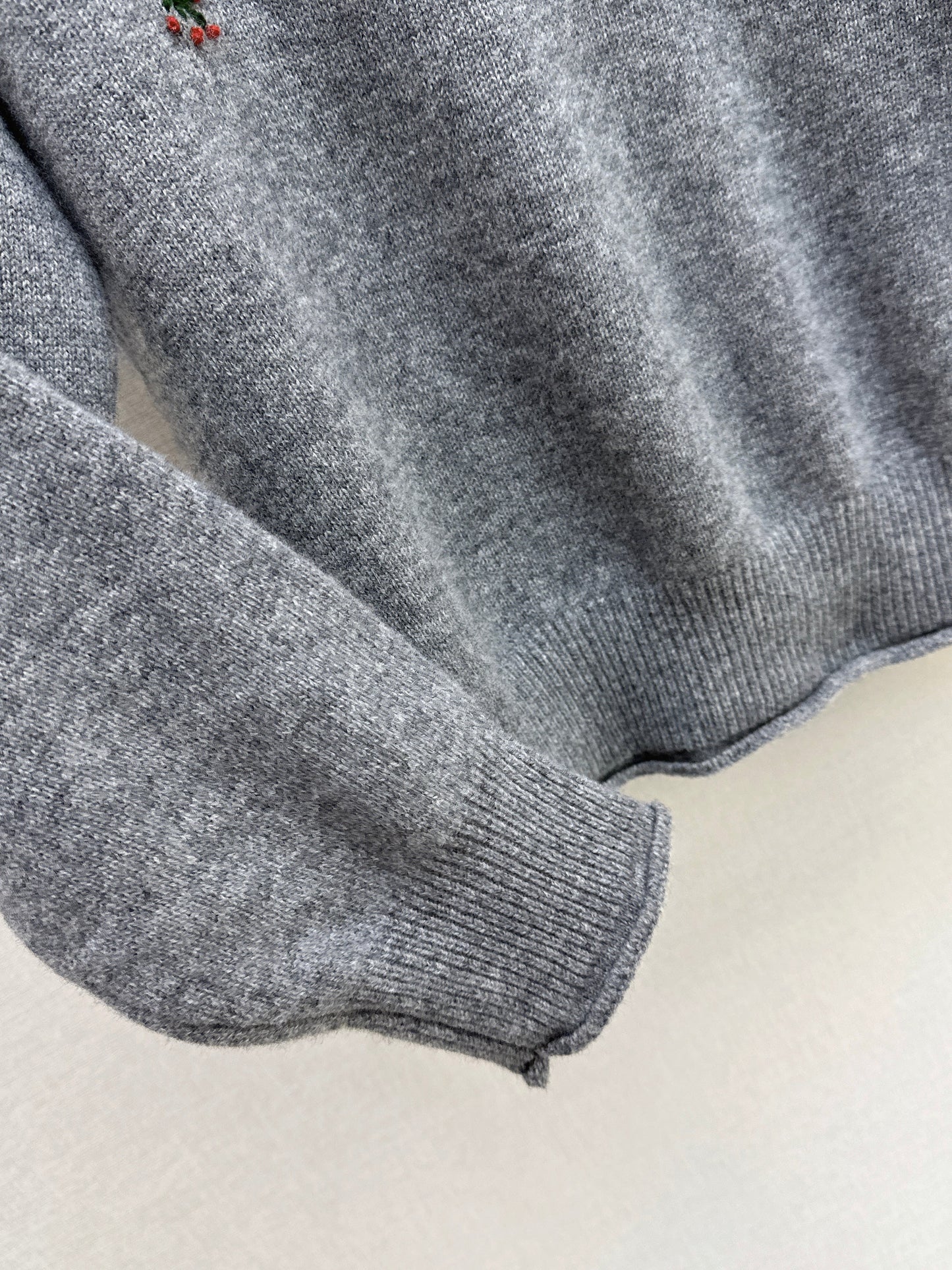 Es NEW embroidered sweater