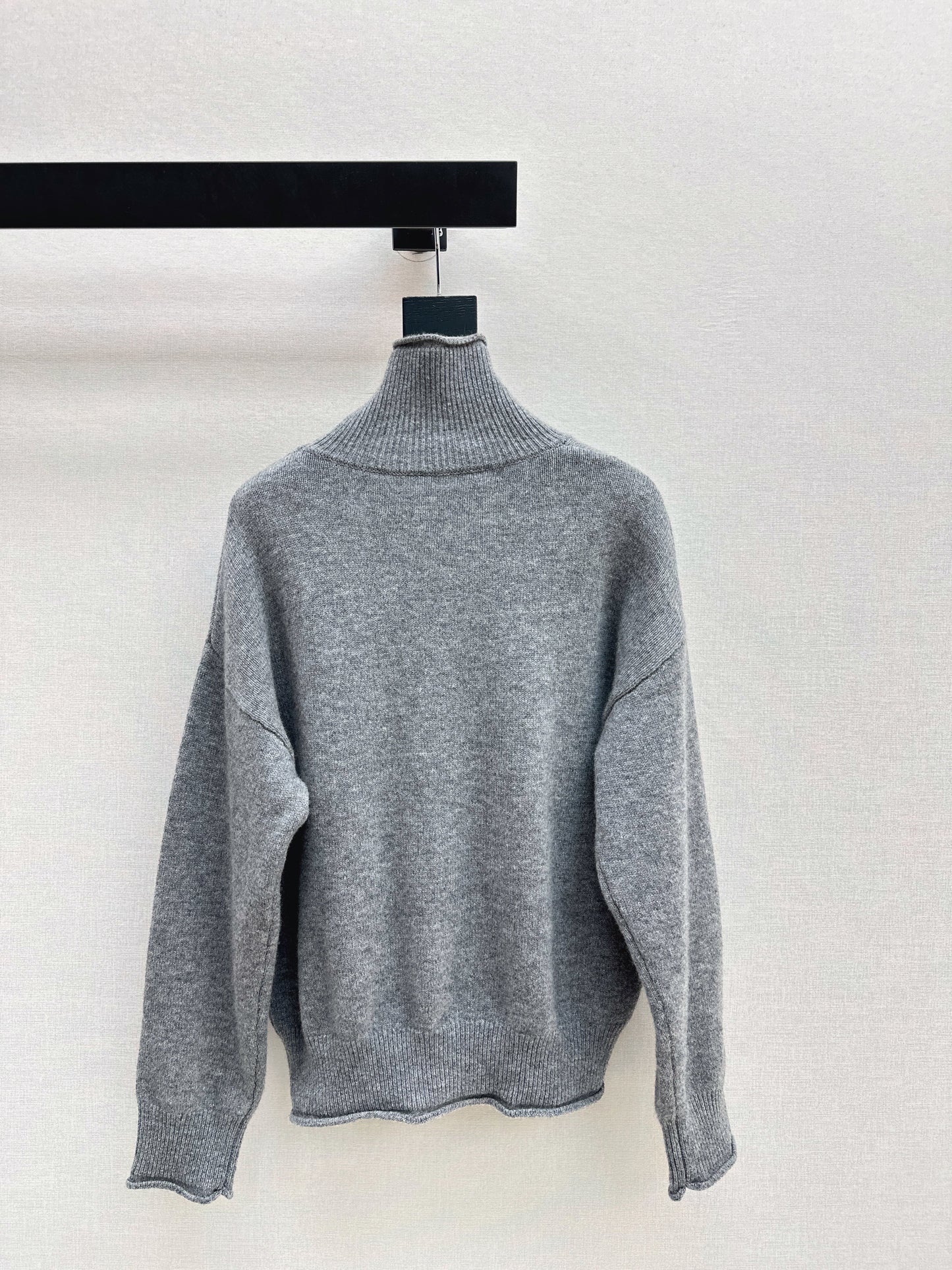 Es NEW embroidered sweater