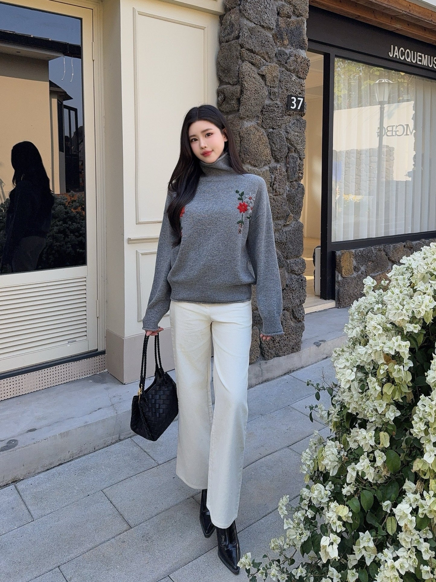 Es NEW embroidered sweater