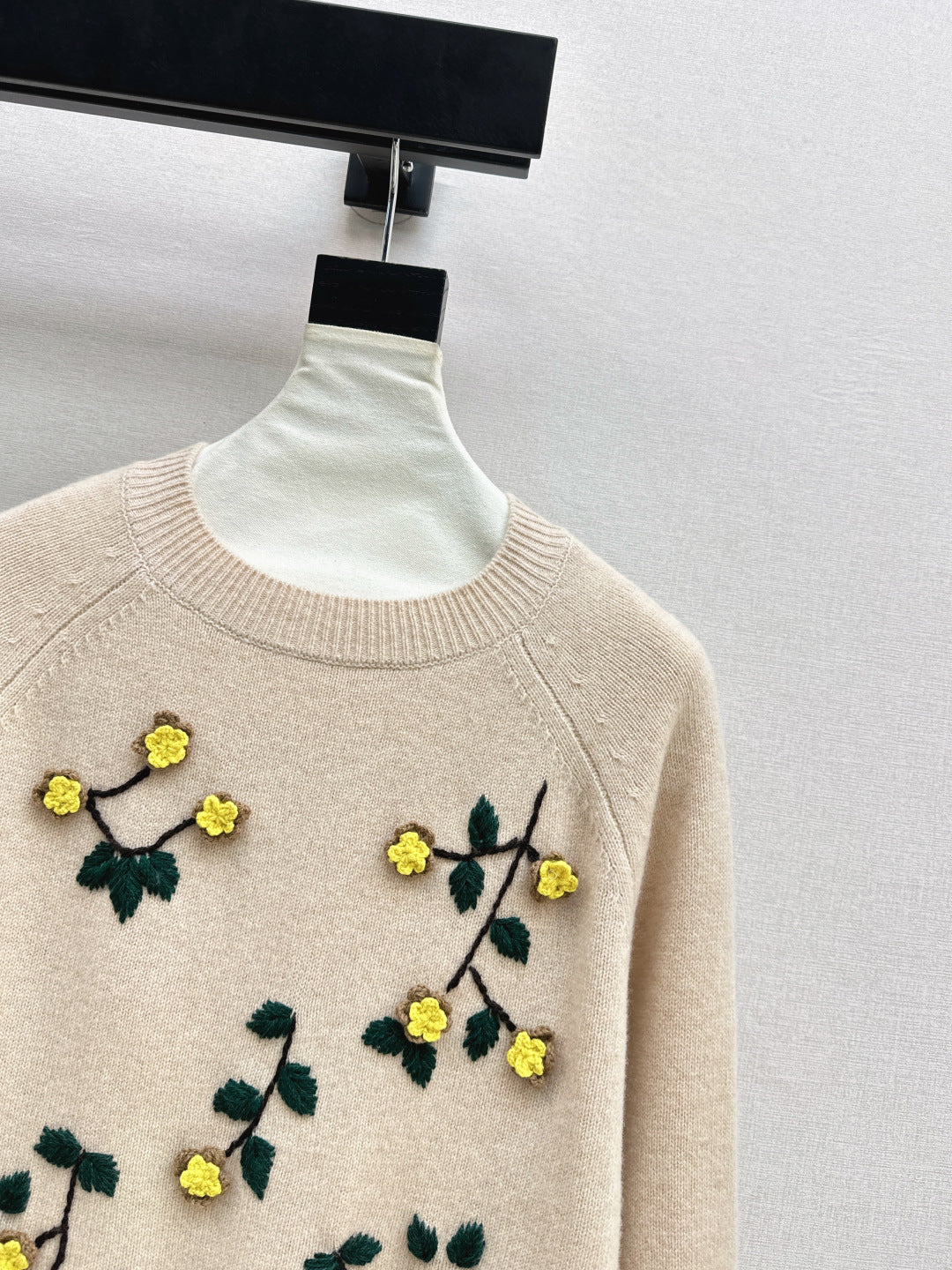 Es NEW embroidered sweater