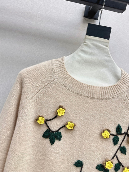 Es NEW embroidered sweater