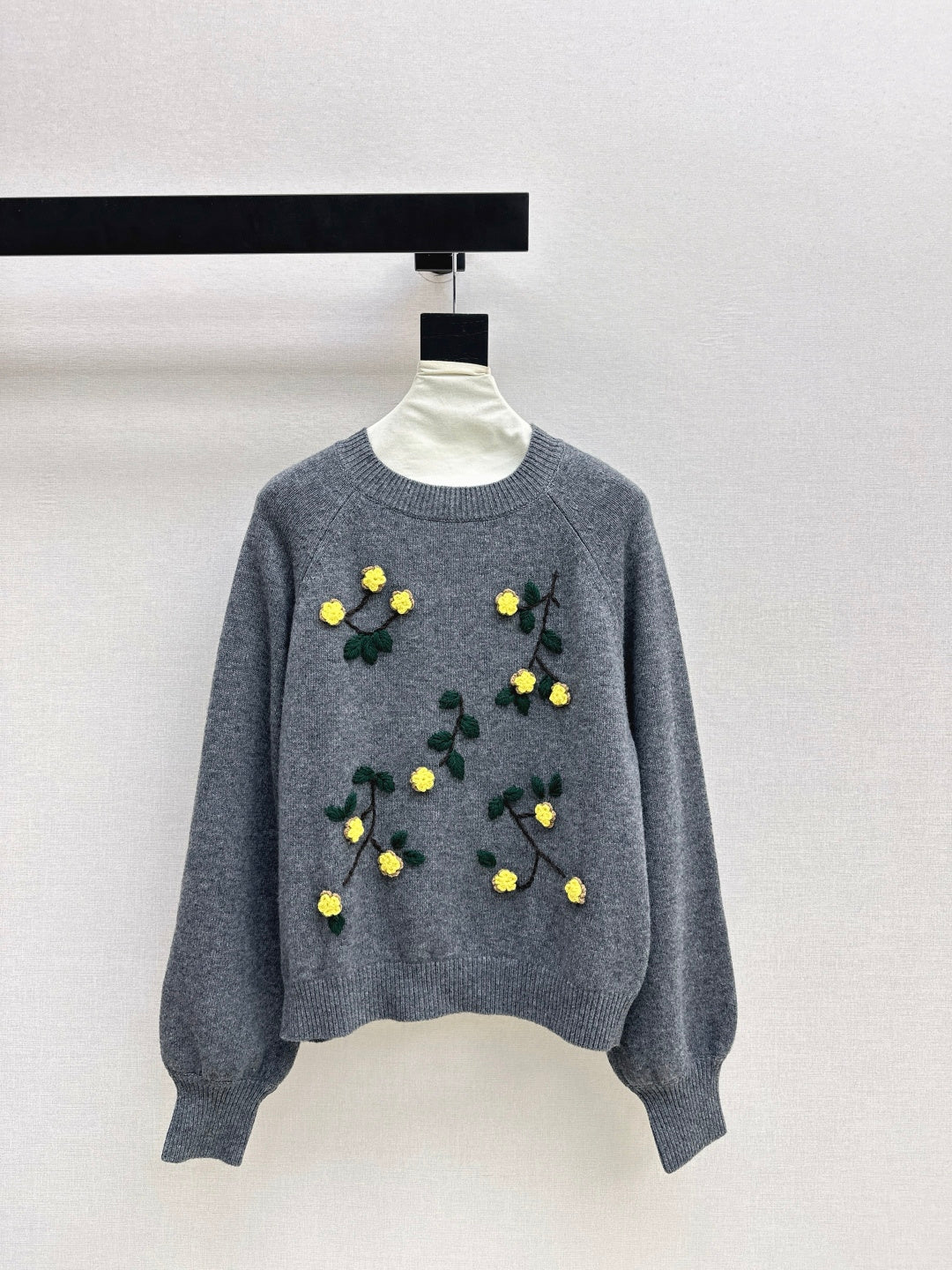 Es NEW embroidered sweater