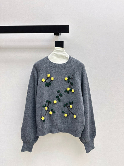 Es NEW embroidered sweater