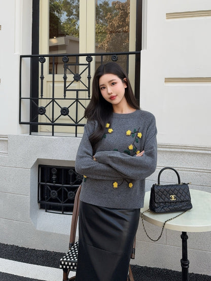 Es NEW embroidered sweater