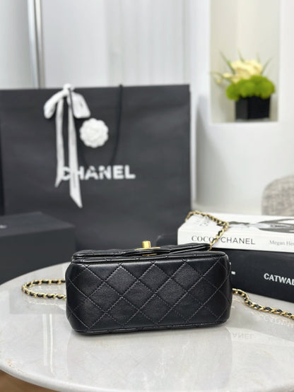 Chan NEW cf17 chain shoulder bag