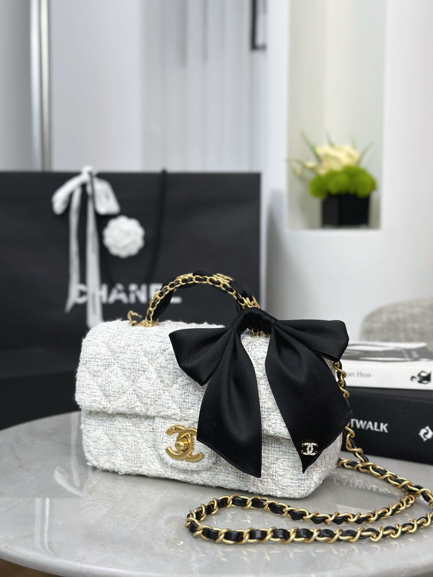 Chan NEW 25K bow chain shoulder bag
