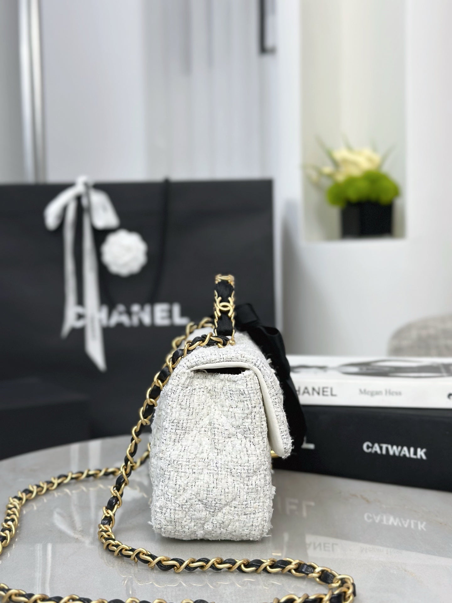 Chan NEW 25K bow chain shoulder bag