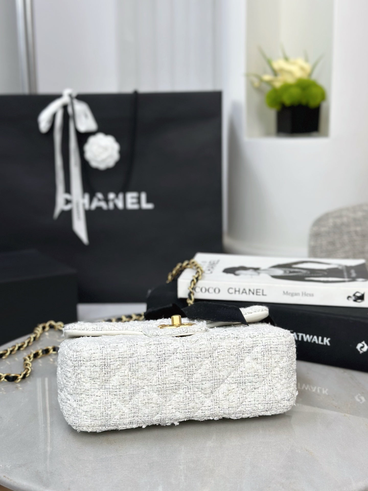 Chan NEW 25K bow chain shoulder bag