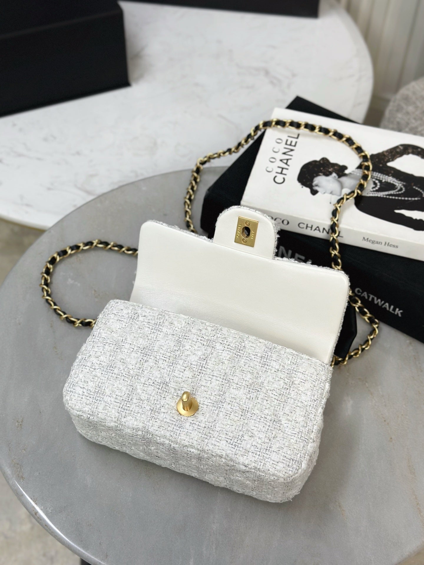 Chan NEW 25K bow chain shoulder bag