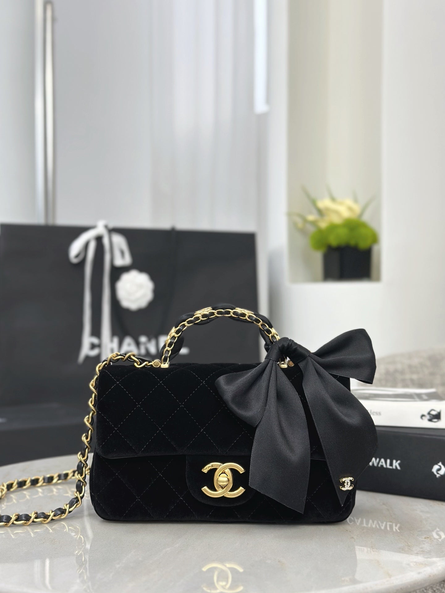 Chan NEW 25K bow chain shoulder bag