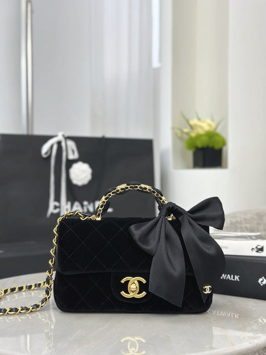 Chan NEW 25K bow chain shoulder bag