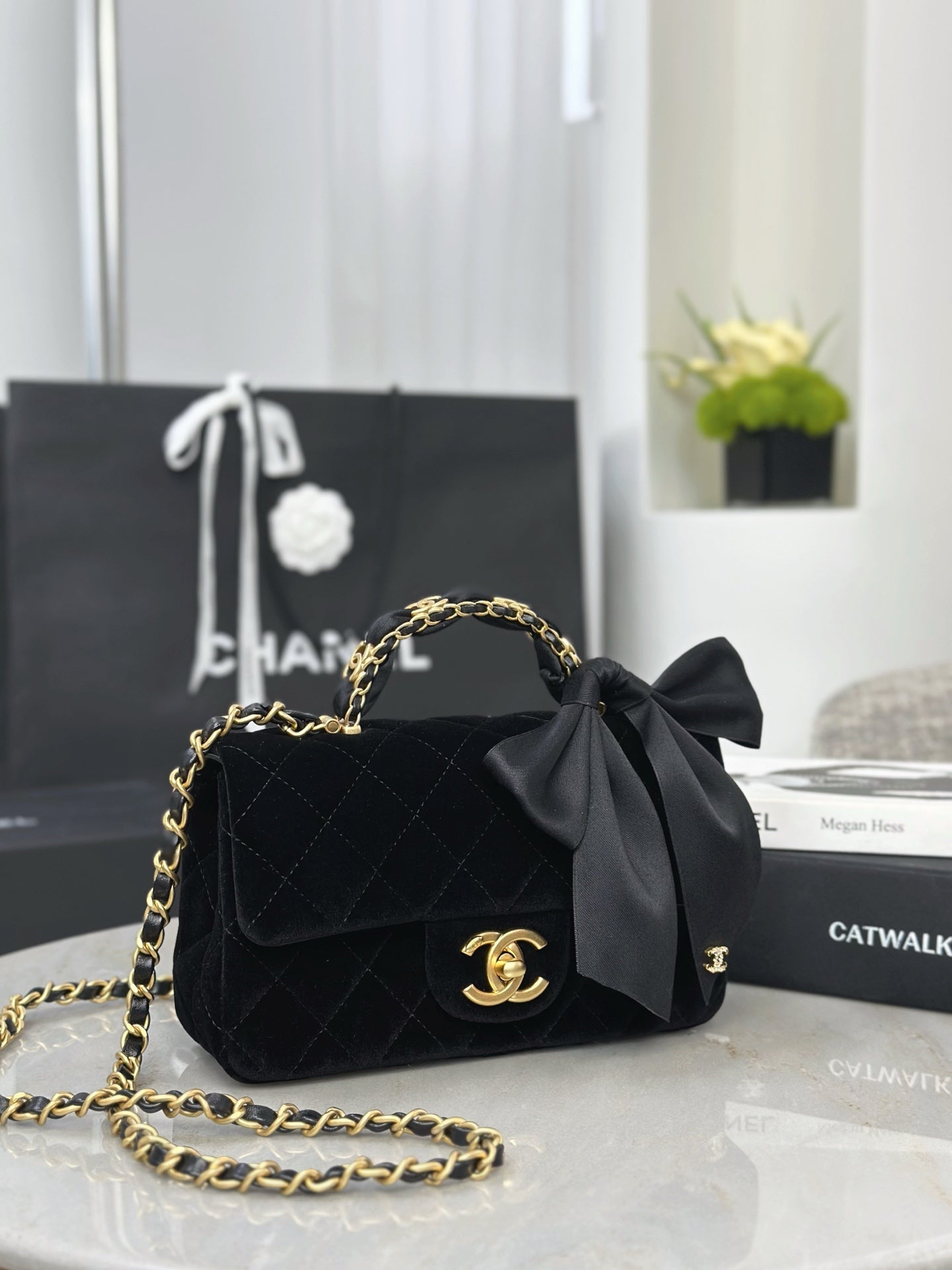 Chan NEW 25K bow chain shoulder bag