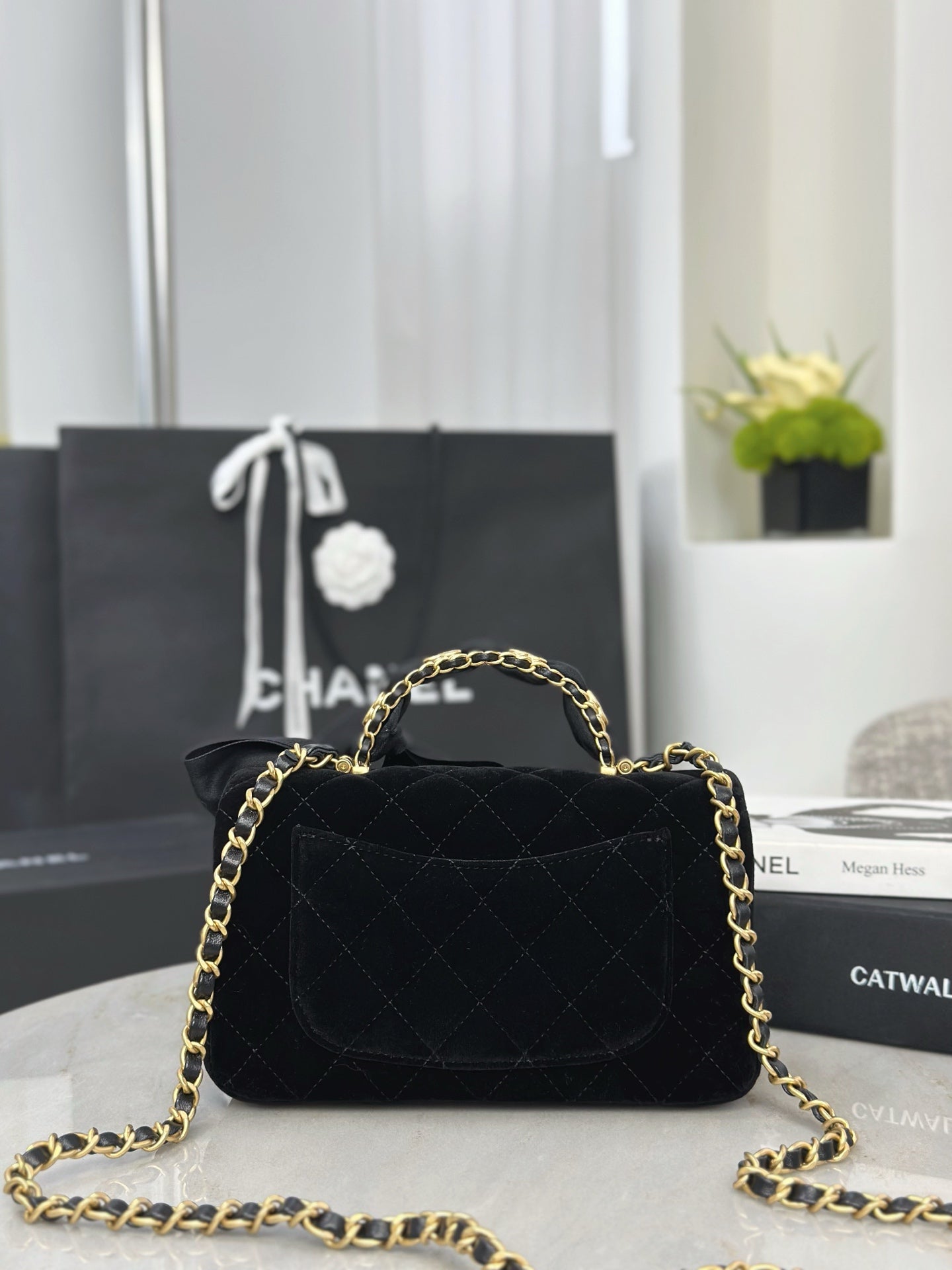 Chan NEW 25K bow chain shoulder bag