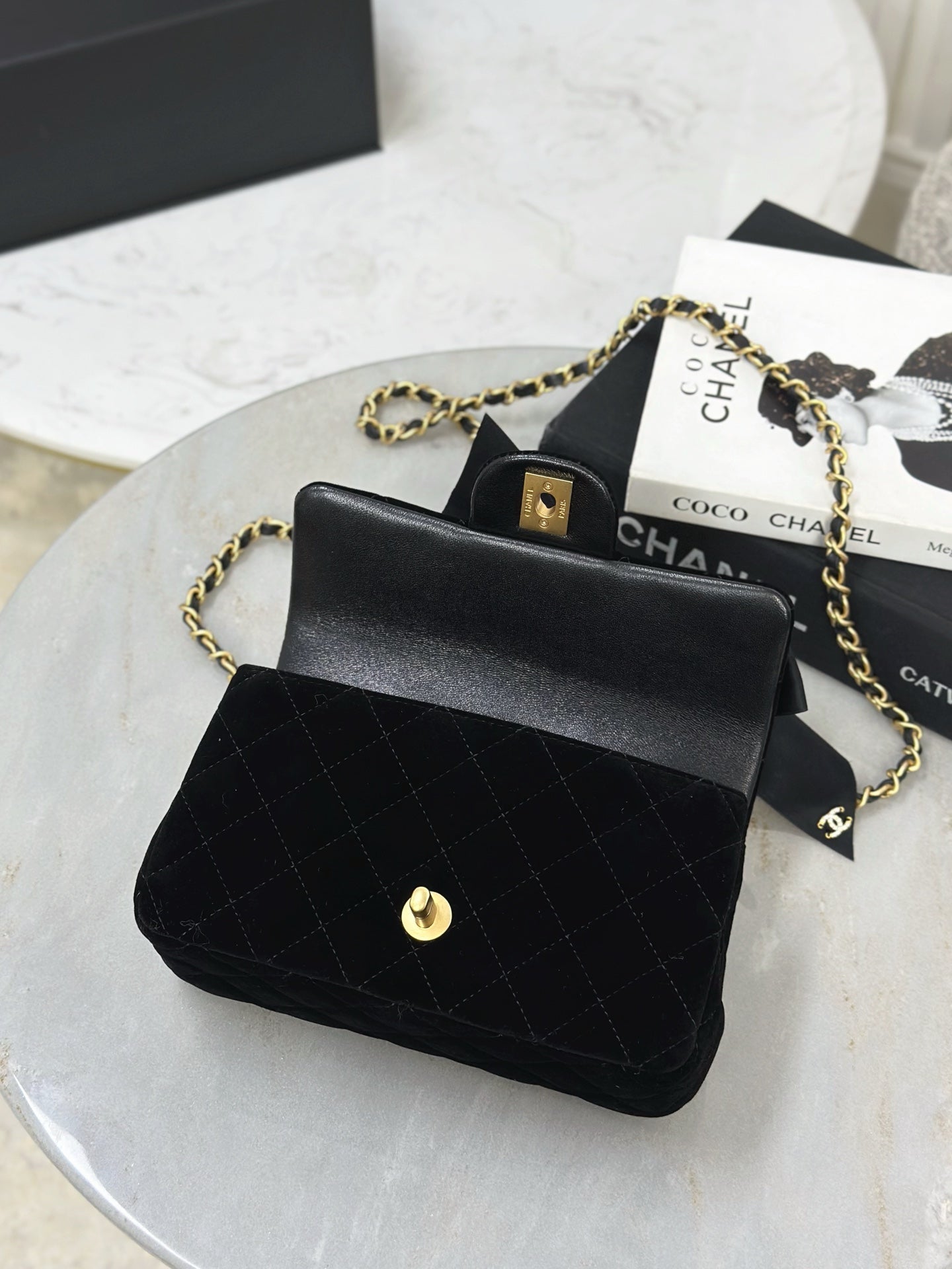 Chan NEW 25K bow chain shoulder bag