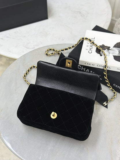 Chan NEW 25K bow chain shoulder bag