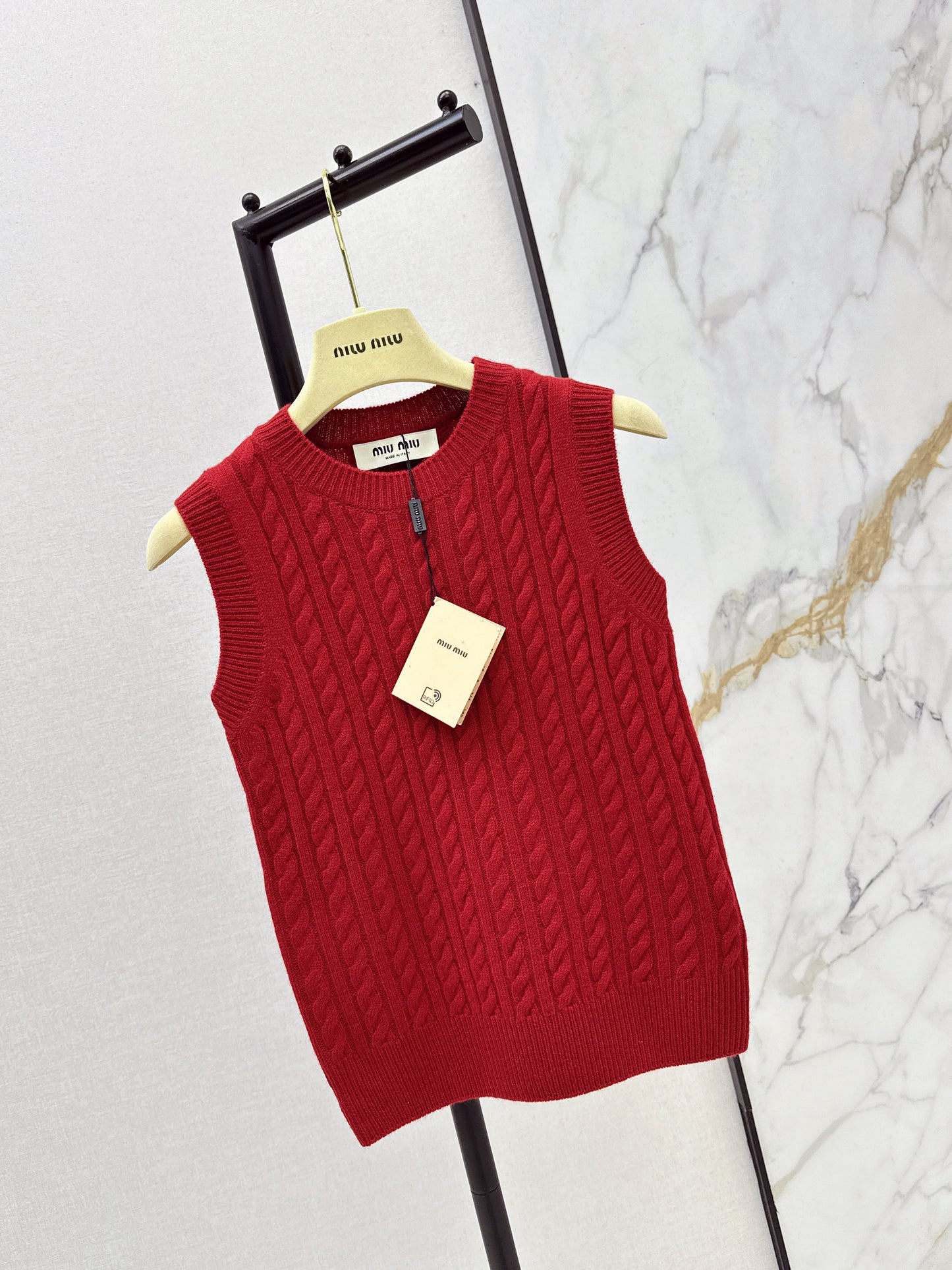 Miu NEW sleeveless knitted vest