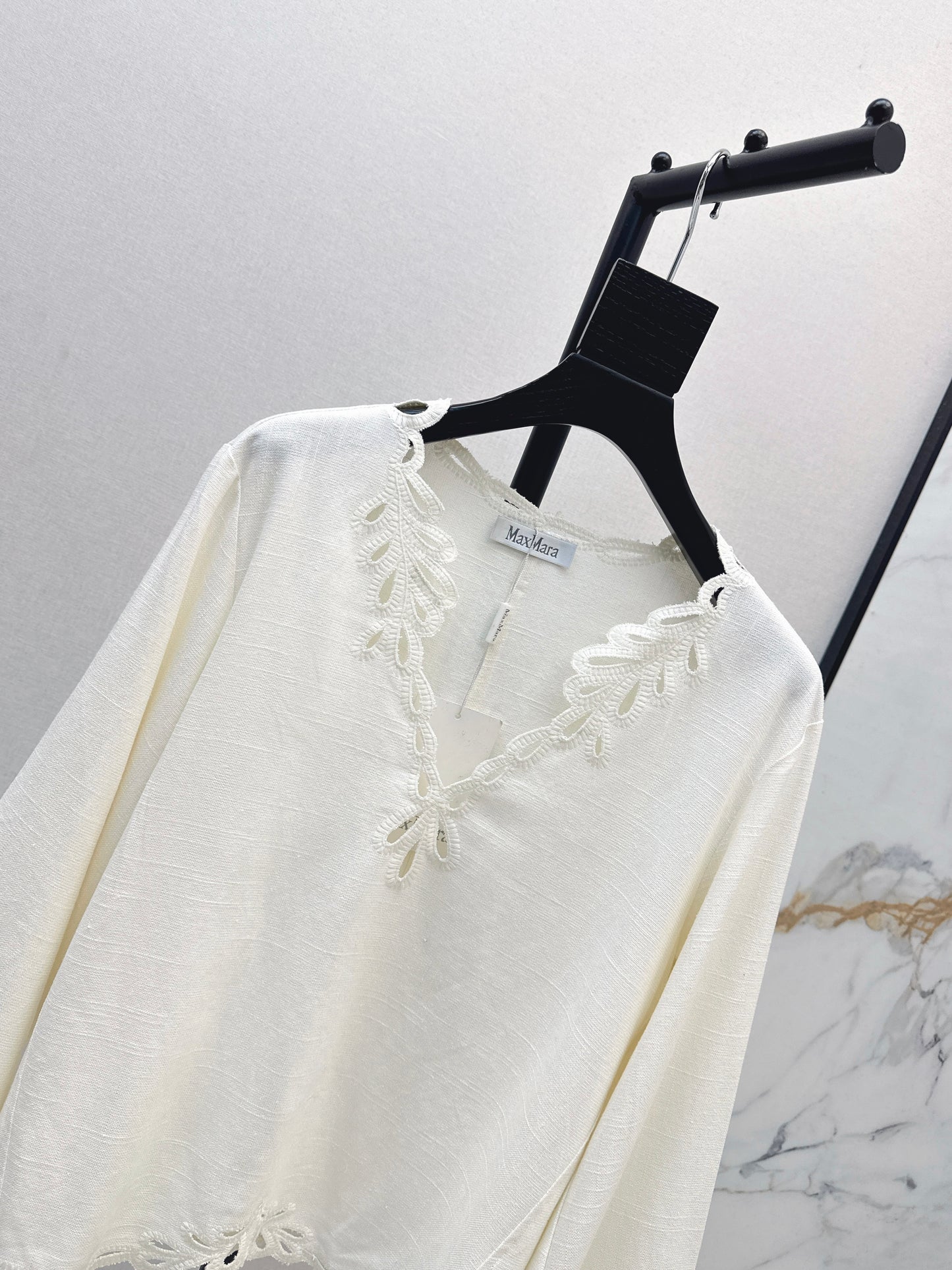 Max NEW embroidery flouncesleeve top
