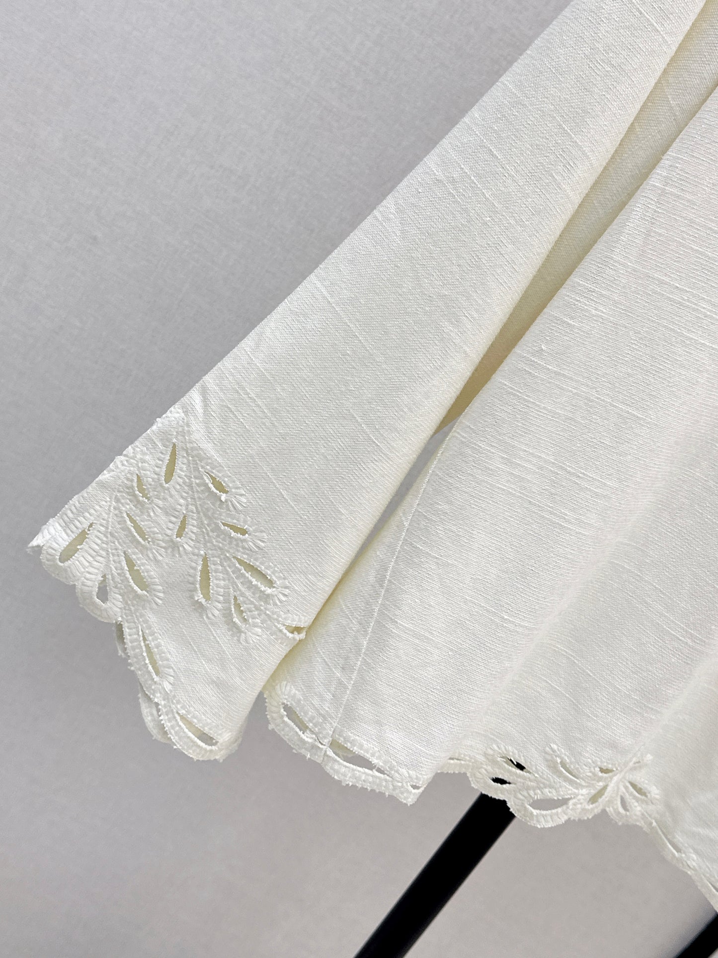 Max NEW embroidery flouncesleeve top