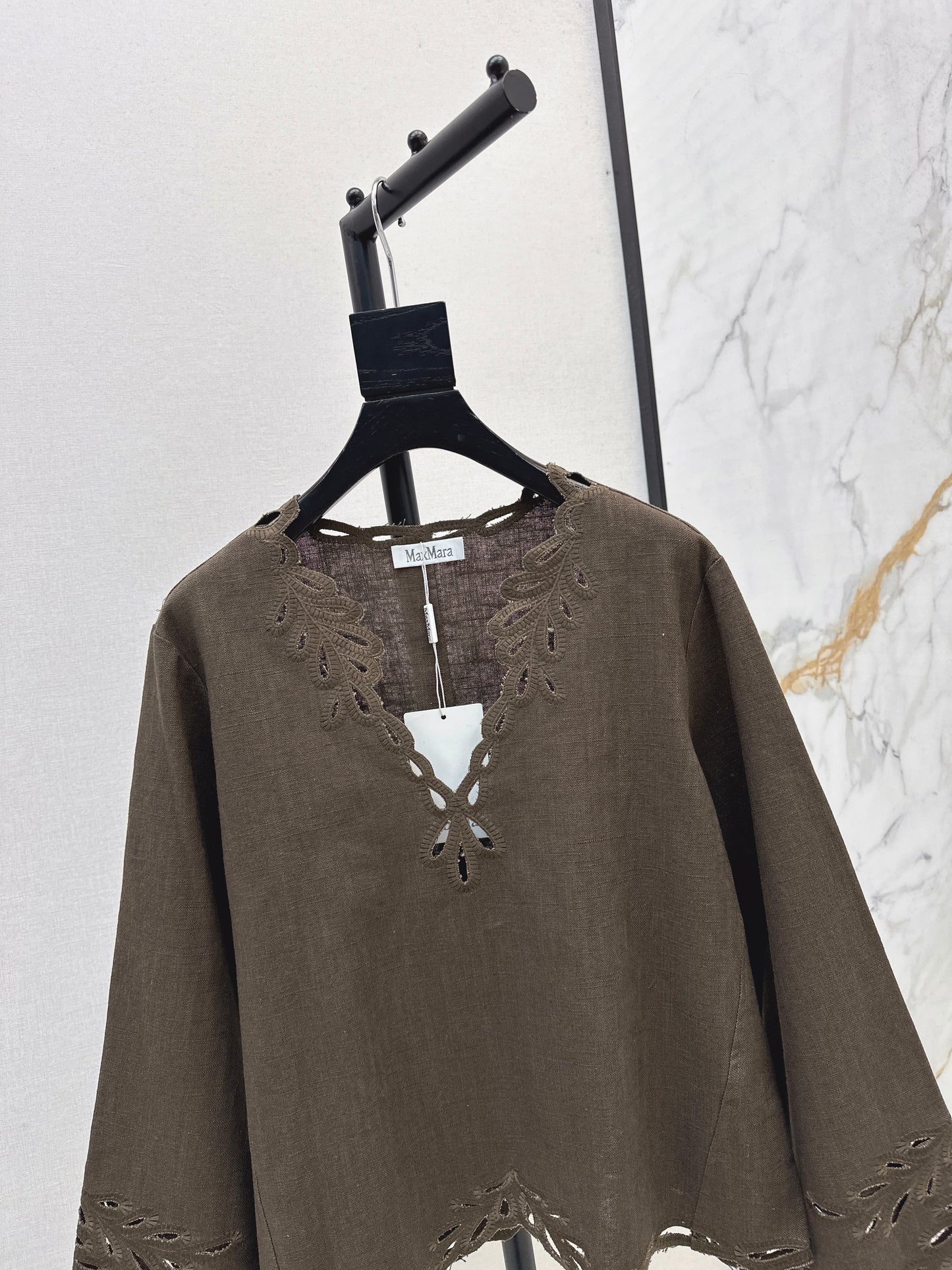 Max NEW embroidery flouncesleeve top