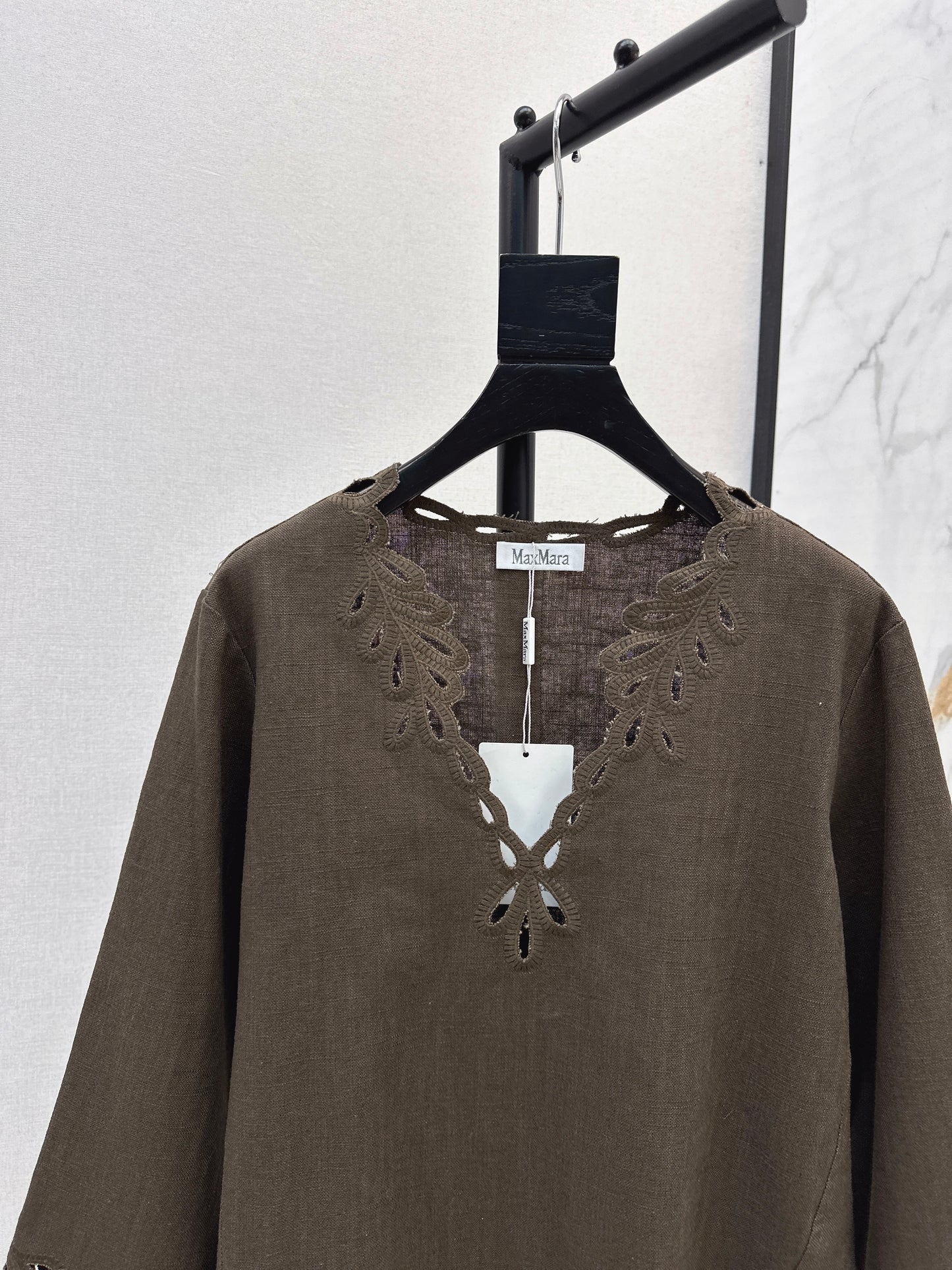 Max NEW embroidery flouncesleeve top