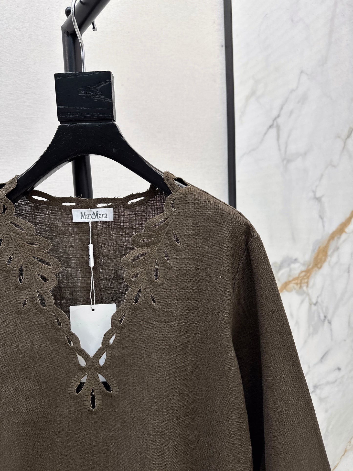 Max NEW embroidery flouncesleeve top